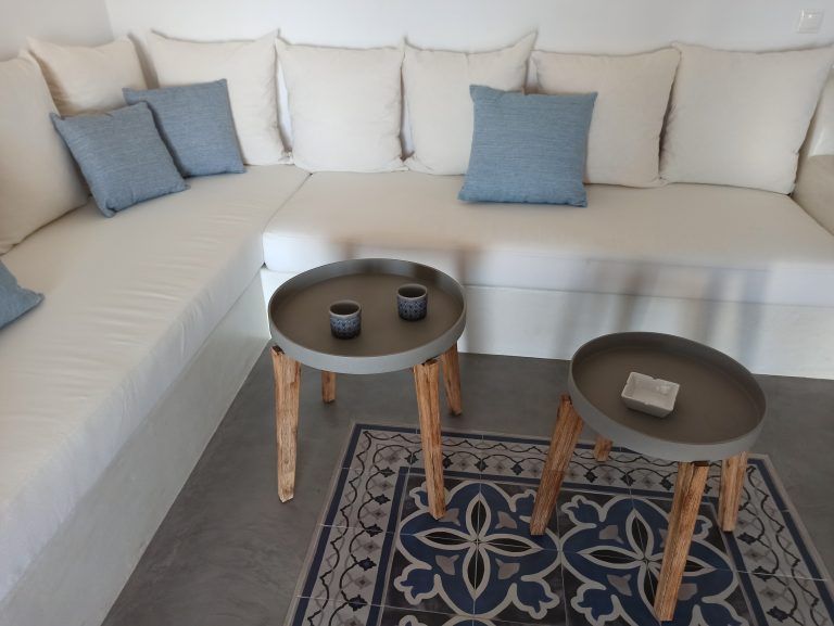 The whole interior of the suite, minimally relaxed and comfortable is decorated with the traditional Cycladic architecture and includes a large living room with 2 built-in sofas, a fully equipped kitchen and a dining area.