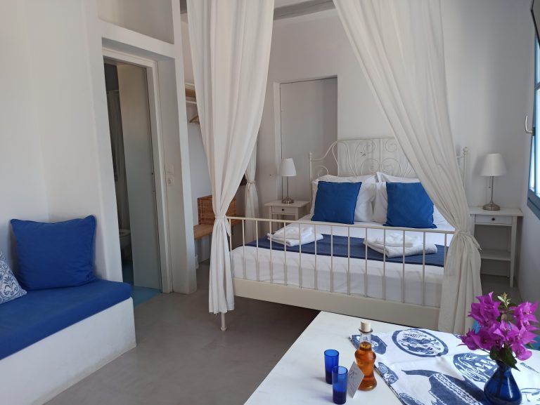 In the interior there is the bedroom with the double bed a small living room with a corner with a built-in sofa, and a small equipped kitchen, all decorated with the Cycladic architecture.