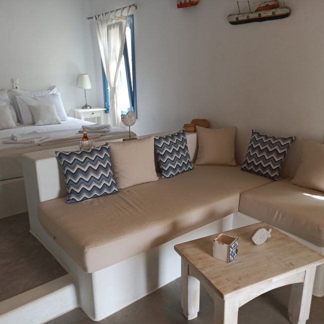 In the interior there is the bedroom with the double bed a small living room with a corner with a built-in sofa, and a small equipped kitchen, all decorated with the Cycladic architecture.